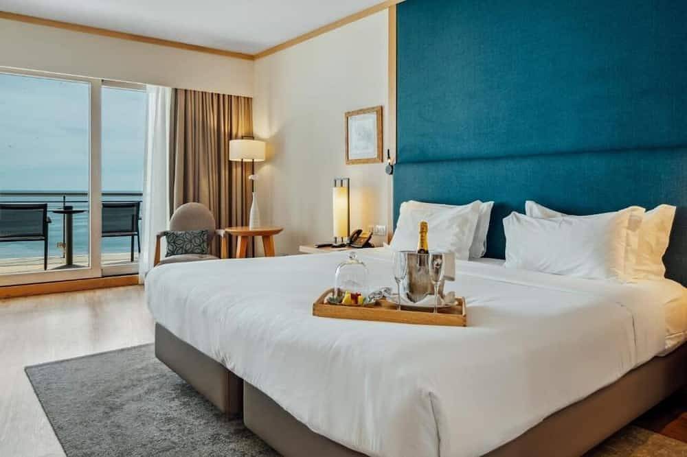 Serene Room w/ Balcony Overlooking California Beach’s Golden Sands in Praia da Califórnia, Sesimbra