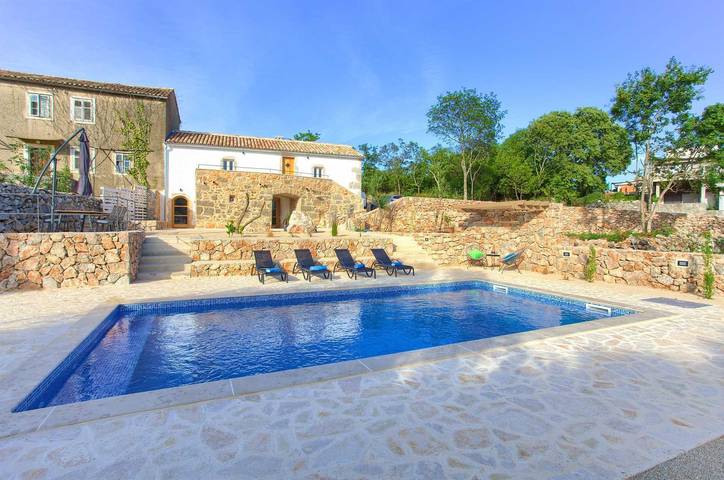 Ferienhaus für 6 Personen, mit Balkon und Terrasse sowie Garten und Pool in Gostinjac