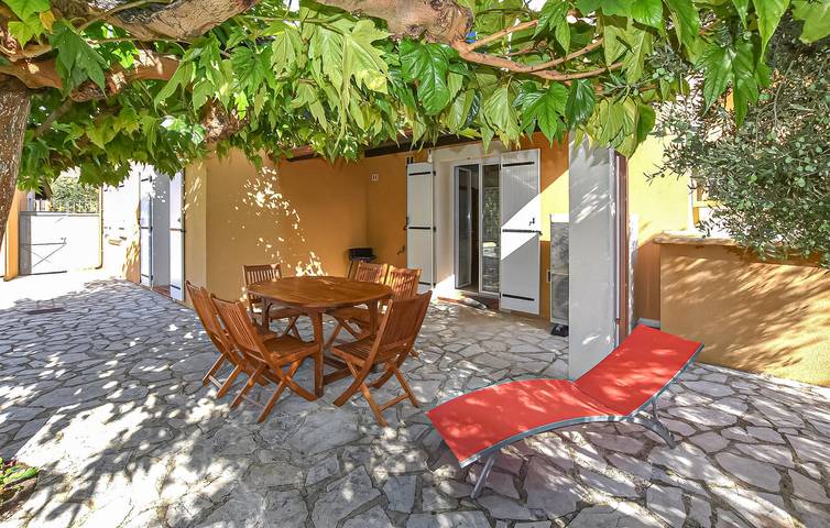 Gemütliche 140-Quadratmeter-Wohnung mit Pool und Garten in der Nähe des Stadtzentrums von Saint-Didier in Saint-Didier, Parc naturel régional du Mont-Ventoux