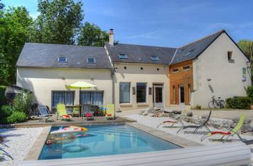 Gîte pour 15 personnes, avec piscine ainsi que jardin et terrasse à Noizay