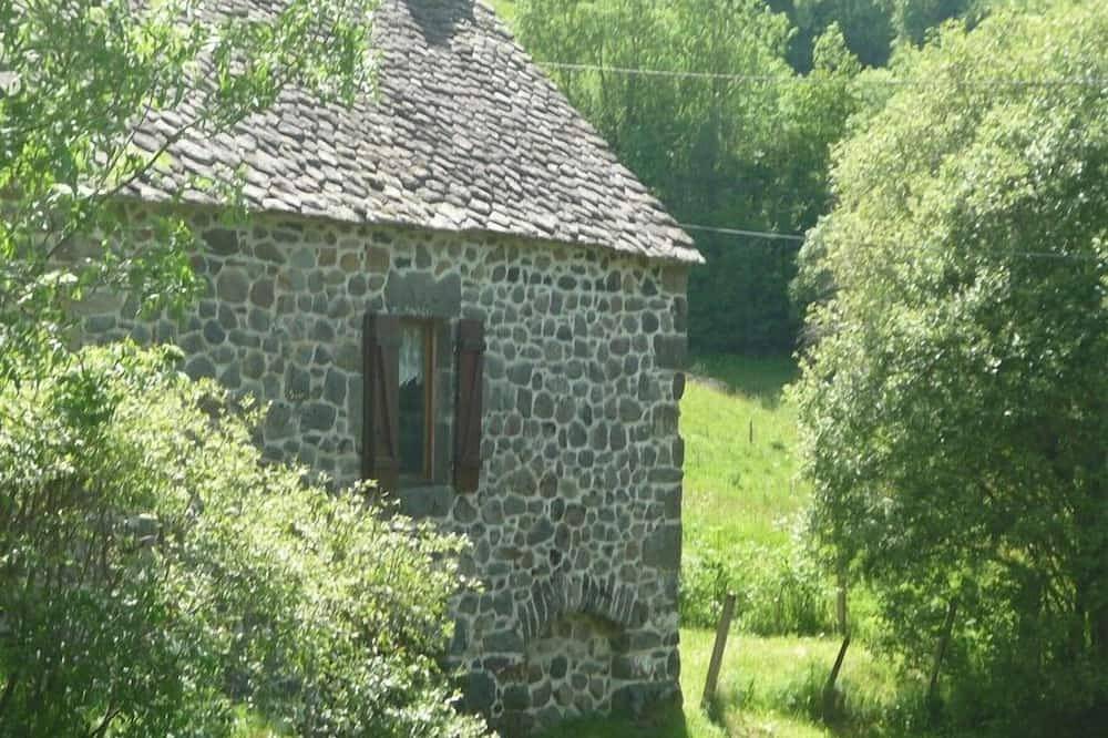Moulin au bord de l'eau in Le Falgoux, Parc naturel régional des Volcans d'Auvergne