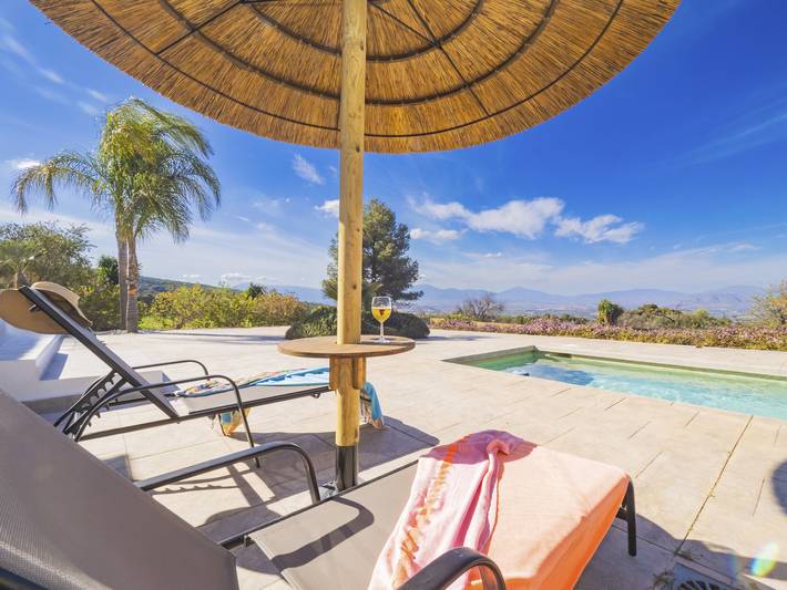 Chalet para 2 personas, con terraza además de jardín y piscina - 1