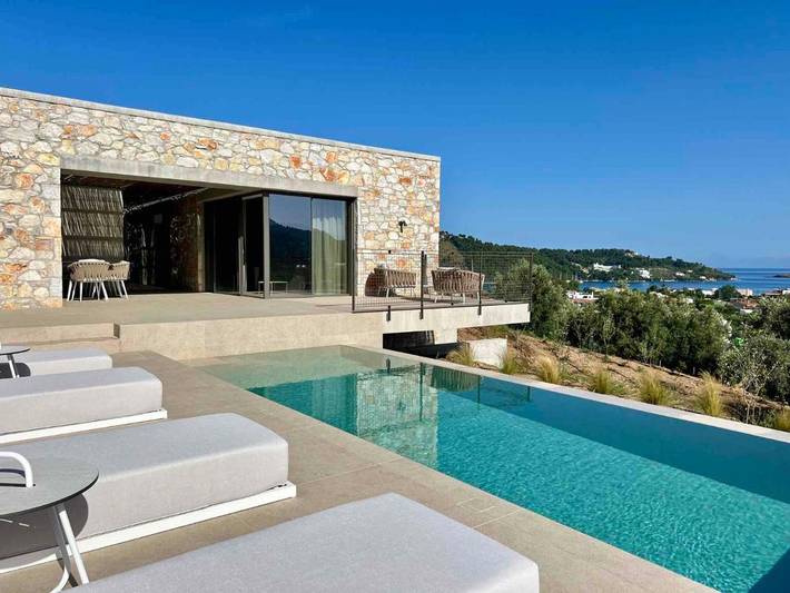 Villa for 4 people, with pool and garden as well as view in Skiathos