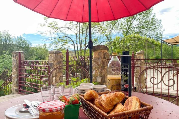 Gîte pour 4 personnes, avec Terrasse ainsi que Jardin et Piscine à Saint-André-de-Cruzières