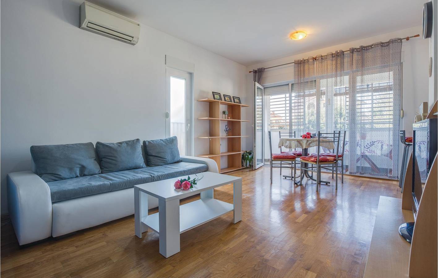 Apartamento vacacional entero, Acogedor, a 1,5 km de la playa: apartamento con wifi, aire acondicionado y terraza in Umag, Region de Umag