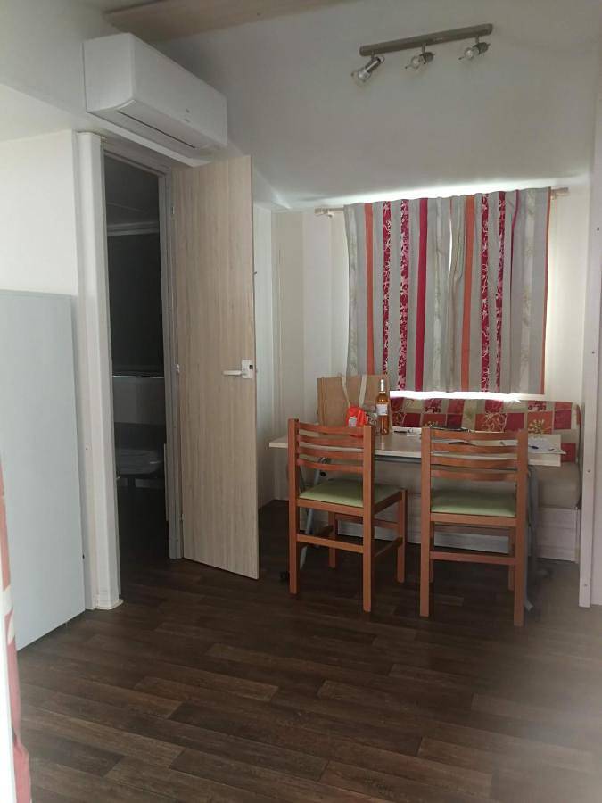 Camping pour 6 personnes, avec Terrasse ainsi que Bassin pour enfant et Piscine dans Port Camargue - 4