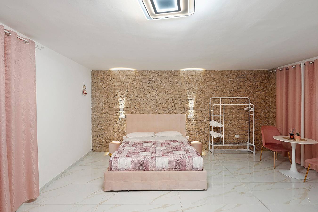 Habitación 'Tortora House Pink' con balcón, Wi-Fi y aire acondicionado in Nápoles, Provincia de Nápoles