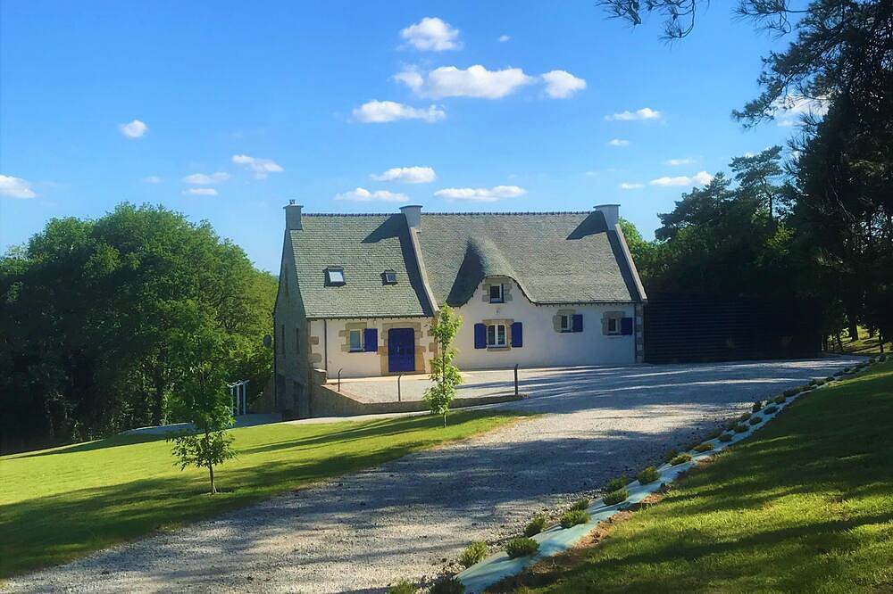 Le gîte de la Marion et sa piscine intérieure in Priziac, Région de Pontivy