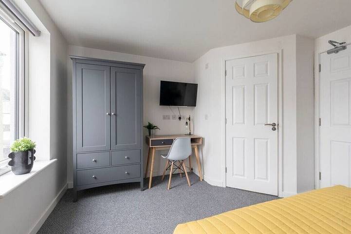 Moderne-Maison-Salle de bain privée-Vue sur Rue in Cheltenham, Gloucestershire