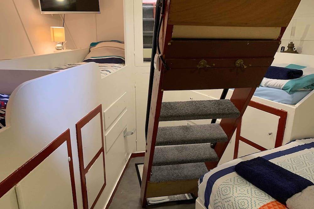 Sleep on a comfortable heritage boat in Côte des Mégalithes