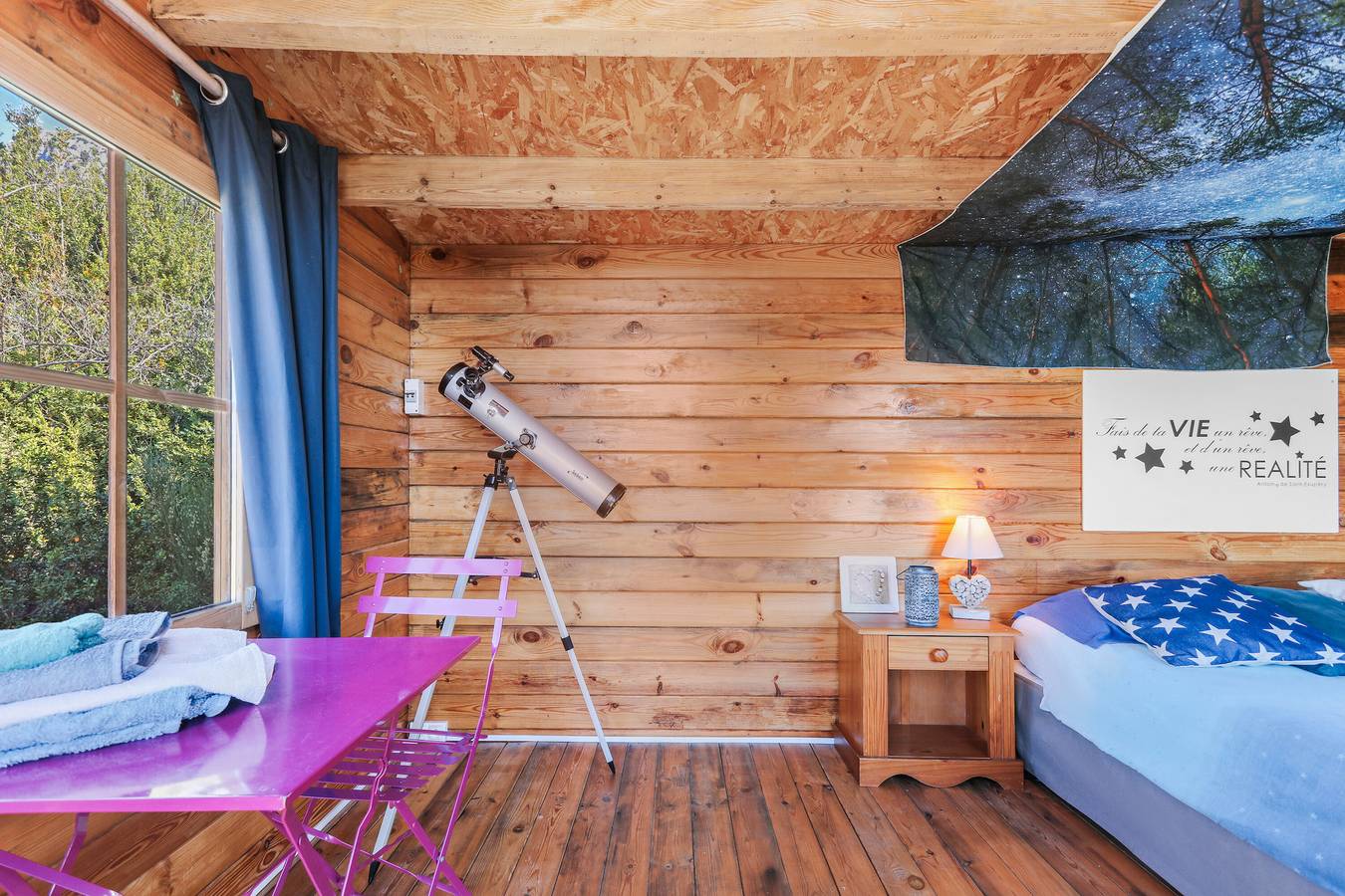 Entire apartment, Chalet 'Cabane Aux Étoiles' with Mountain View, Private Terrace and Shared Garden in Bargème, Verdon Regional Natural Park