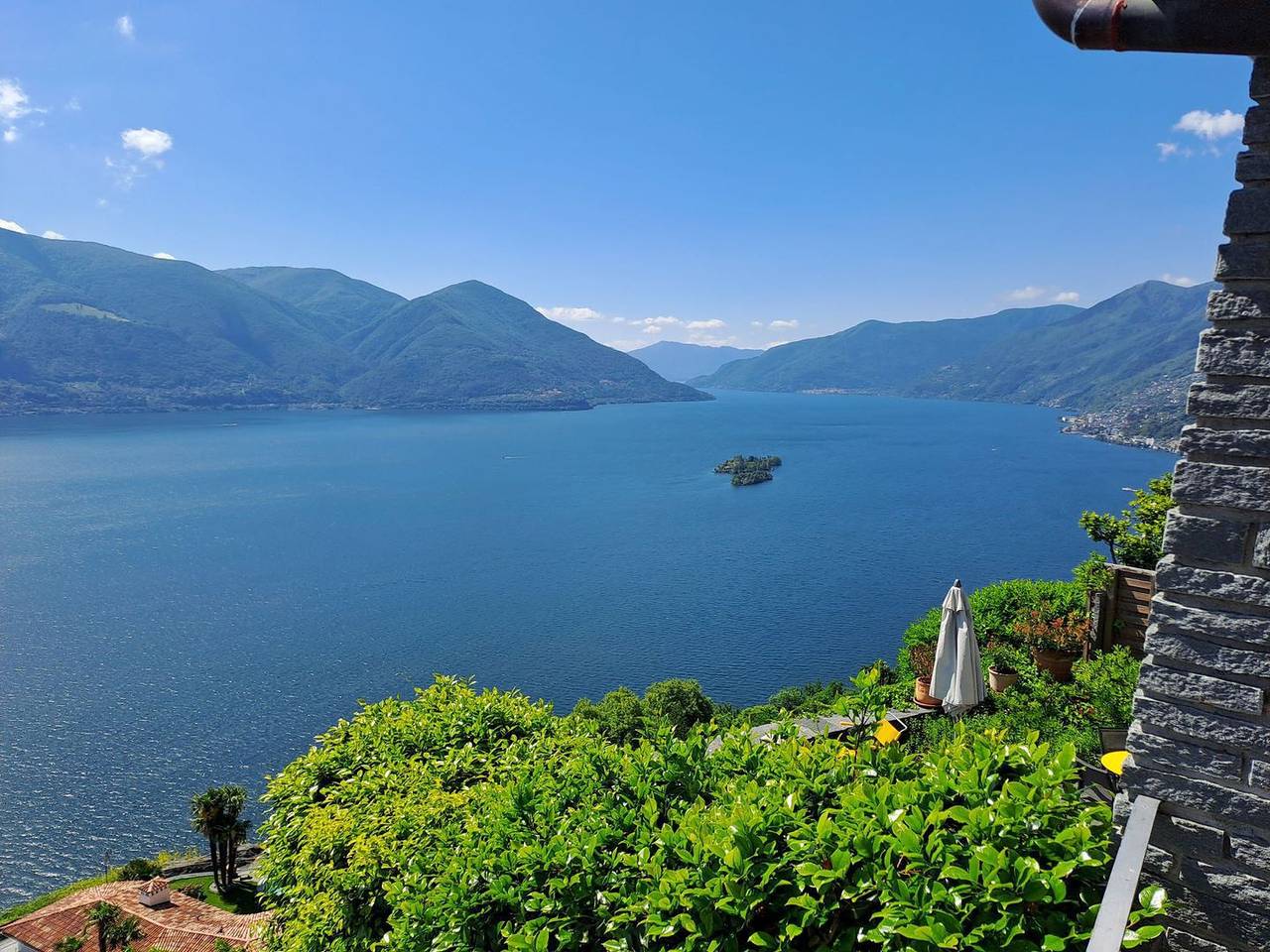 Charmantes Einfamilienhaus an phantastischer Hanglage mit herrlicher Sicht auf See und Bergen. in Ronco sopra Ascona, Tessiner Alpen