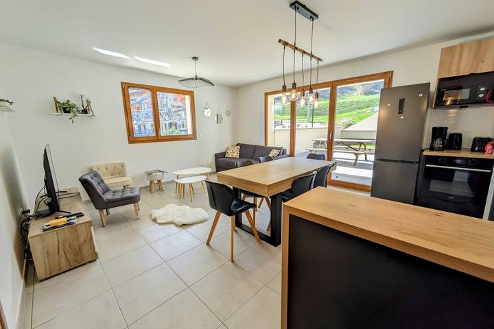 Gîte pour 7 personnes, avec terrasse, adapté aux familles à Les Déserts - 3