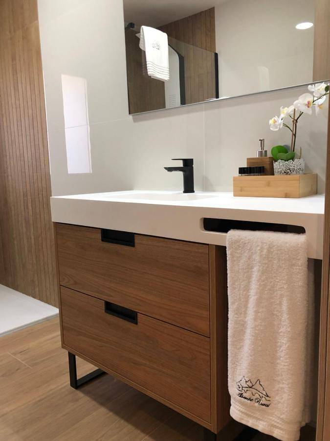 Apartamento entero, Apartamento de vacaciones para 9 personas con vistas al lago in Navaluenga, Valle del Alberche