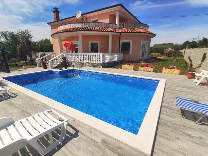 Ferienwohnung für 6 Personen, mit Balkon und Terrasse sowie Pool und Ausblick
