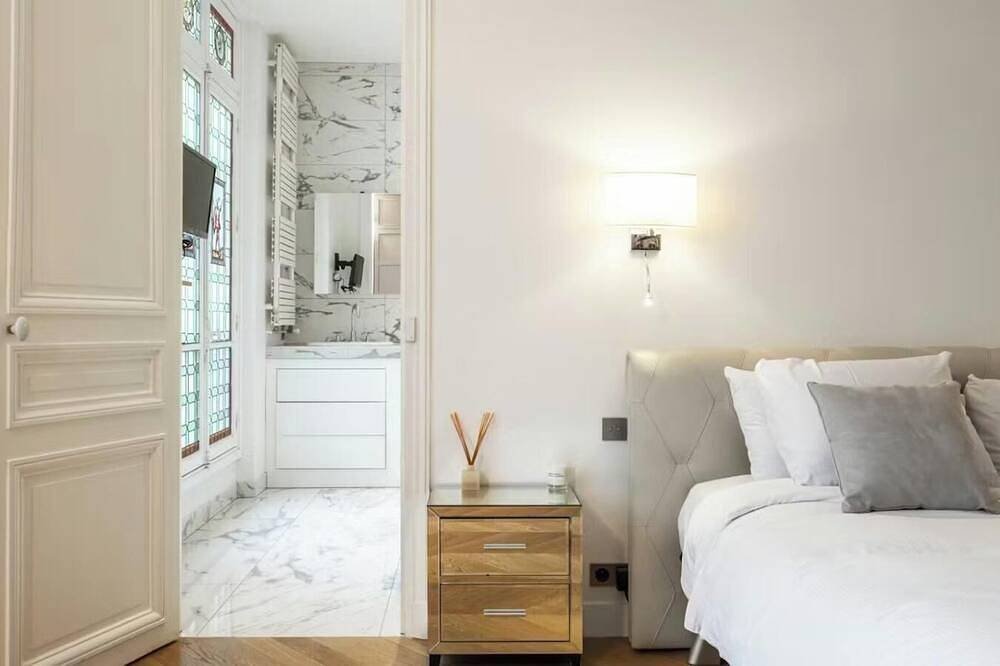 Appartement entier, The Essence Of Parisian Luxury Bathed In Natural Light - 200 Sqm – Saint Germain in Paris, Île de France