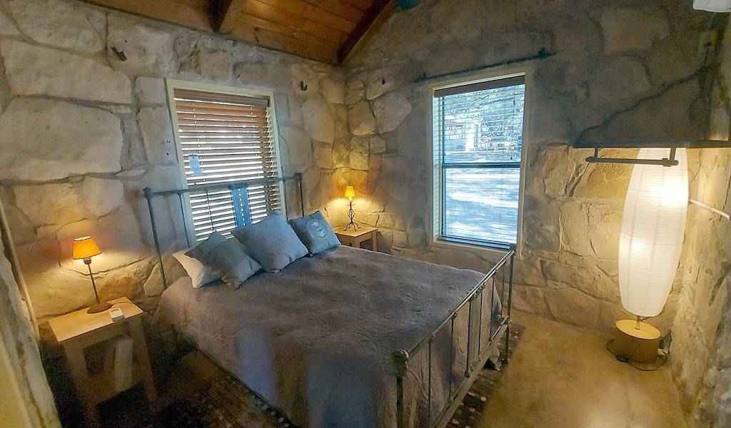Cozy, private waterfront stone cabin on the north shore of Lake Travis in Lago Vista, Lake Travis