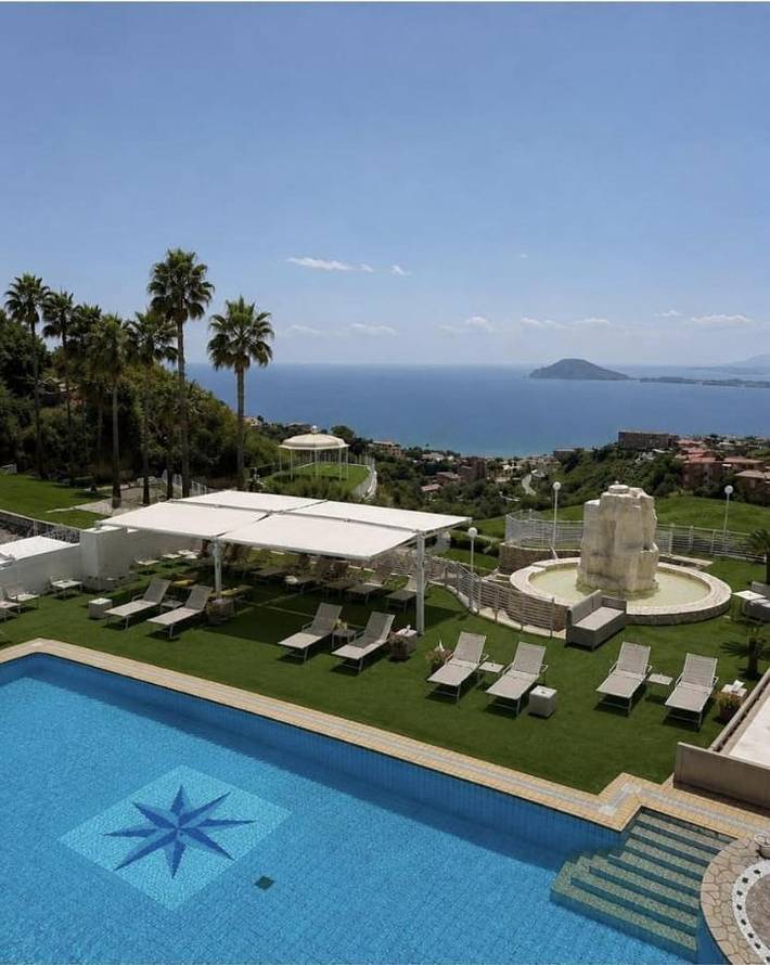 Appartamento per 4 persone, con Balcone e Terrazza nonché Giardino e Piscina a Pozzuoli