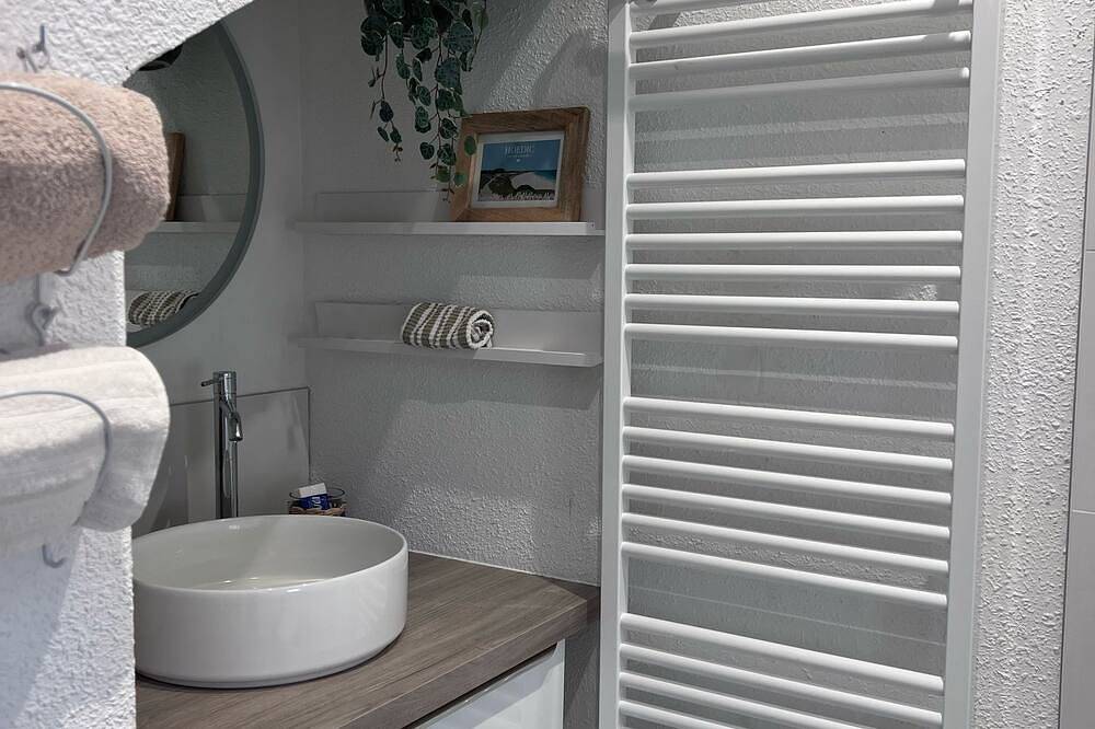 Small house, direct access to beach and coastal paths in Larmor-Baden, Côte des Mégalithes