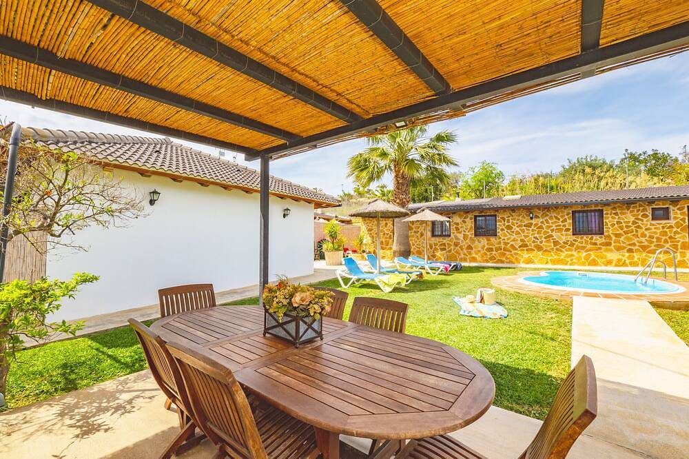Cubo's Casita Rural Haro / wifi gratis / piscina privada in Cártama, Provincia de Málaga