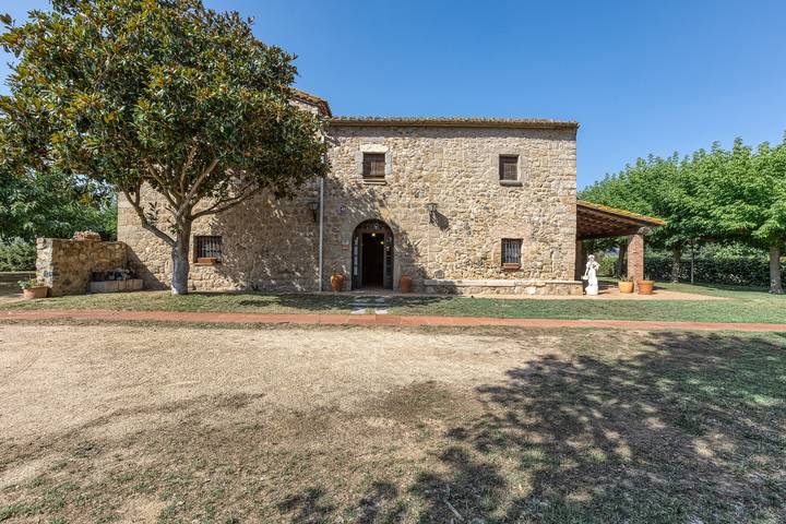 Casa rural para 15 personas, con jardín El Gironés
