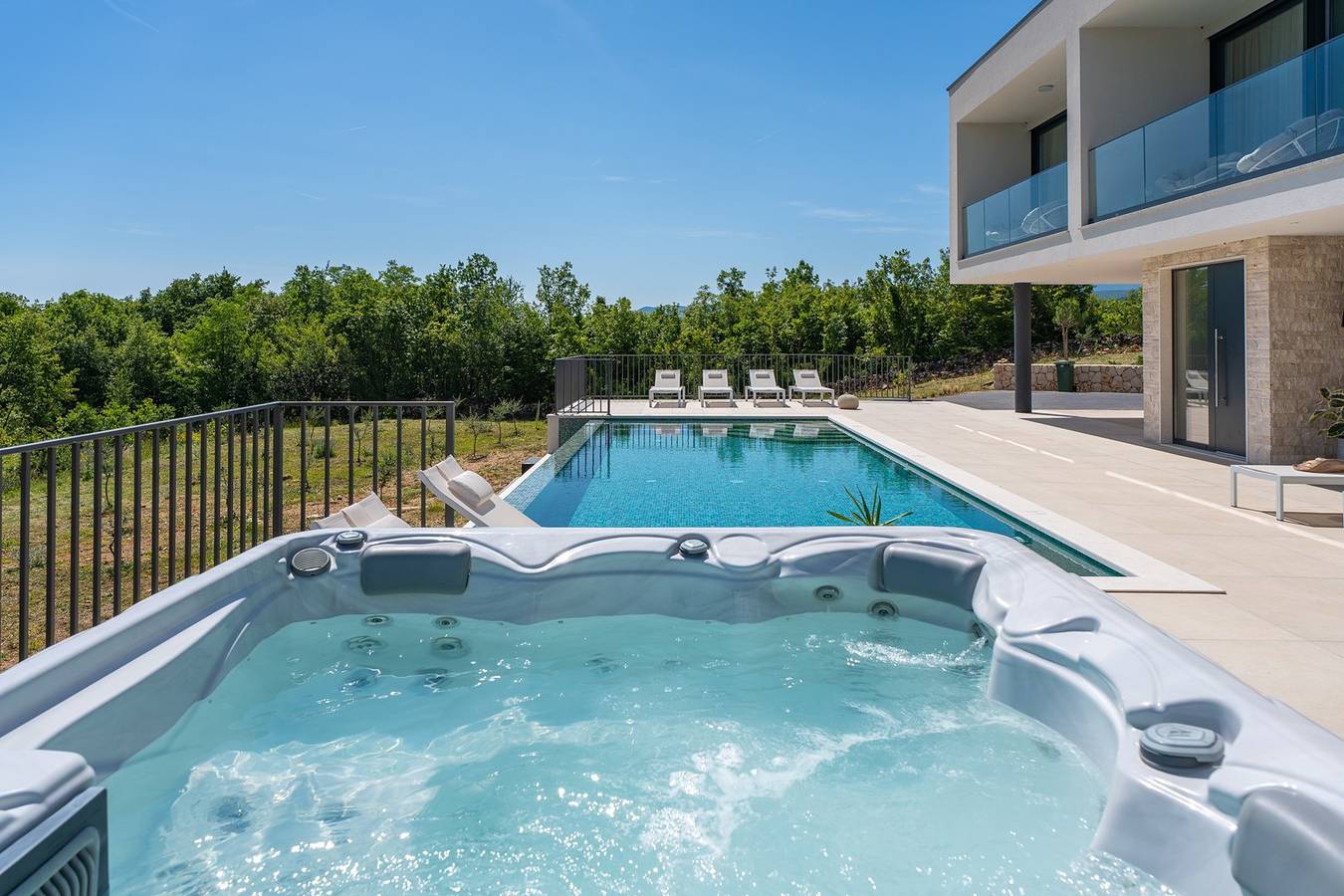 Villa Hillside Gem 49,5 m2, beheizter Pool mit Hydromassage, Whirlpool, Medienraum mit Ps4, 4 Schlafzimmer mit eigenem Bad, 8 Personen in Imotski, Makarska Riviera