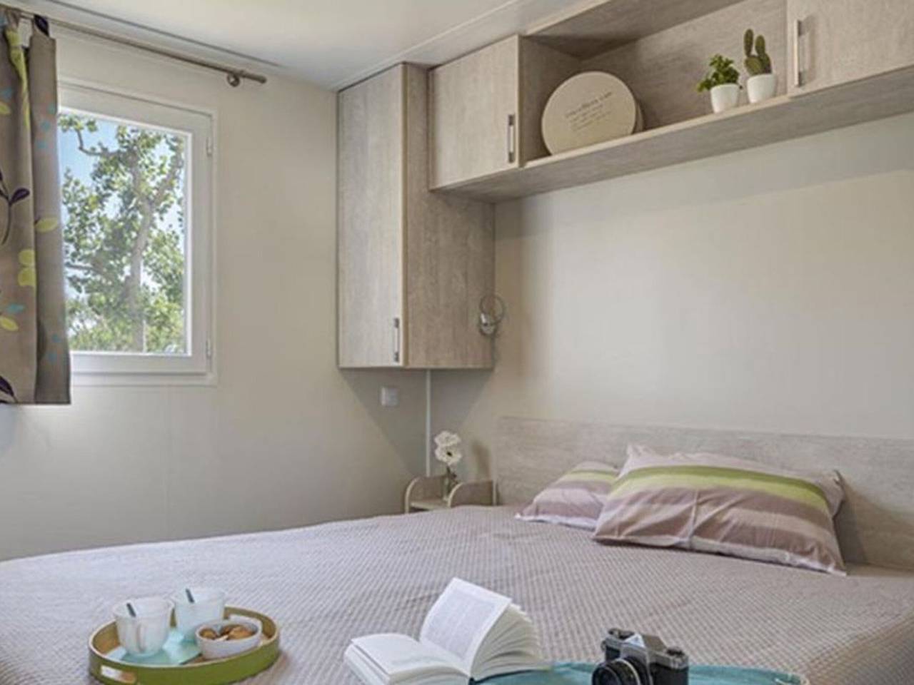 Cozy mobile home with terrace, for 4 guests in Sant Pere Pescador, Upper Empordà