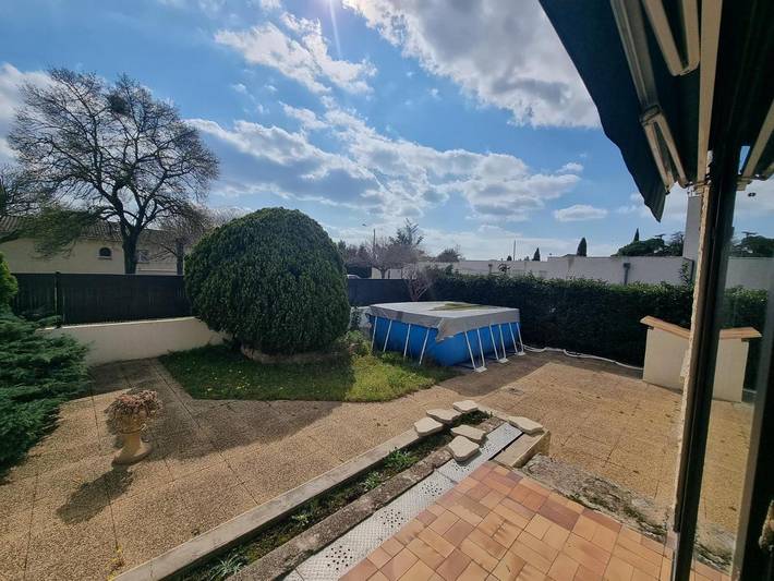 Location de vacances pour 6 personnes, avec terrasse ainsi que piscine et jardin à Montfrin - 3