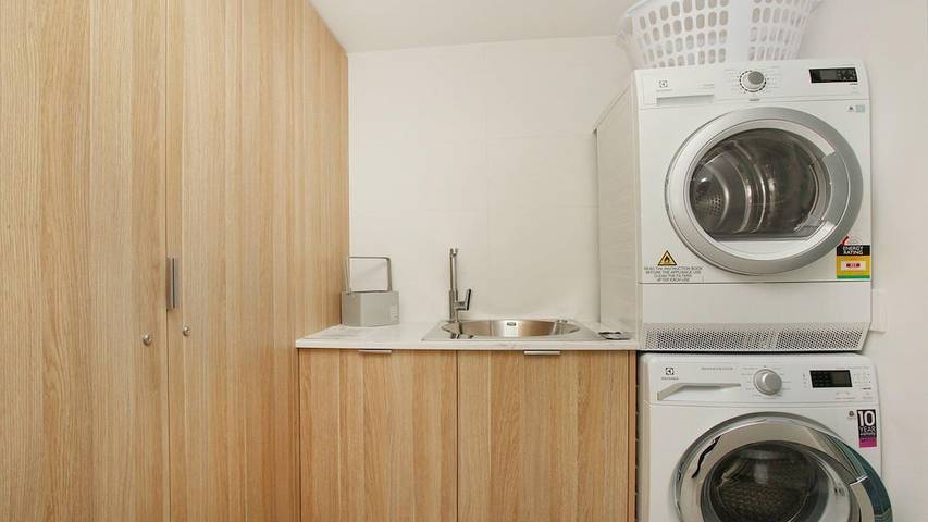 Holiday rental for 11 people, with hot tub and pool as well as balcony in Mooloolaba