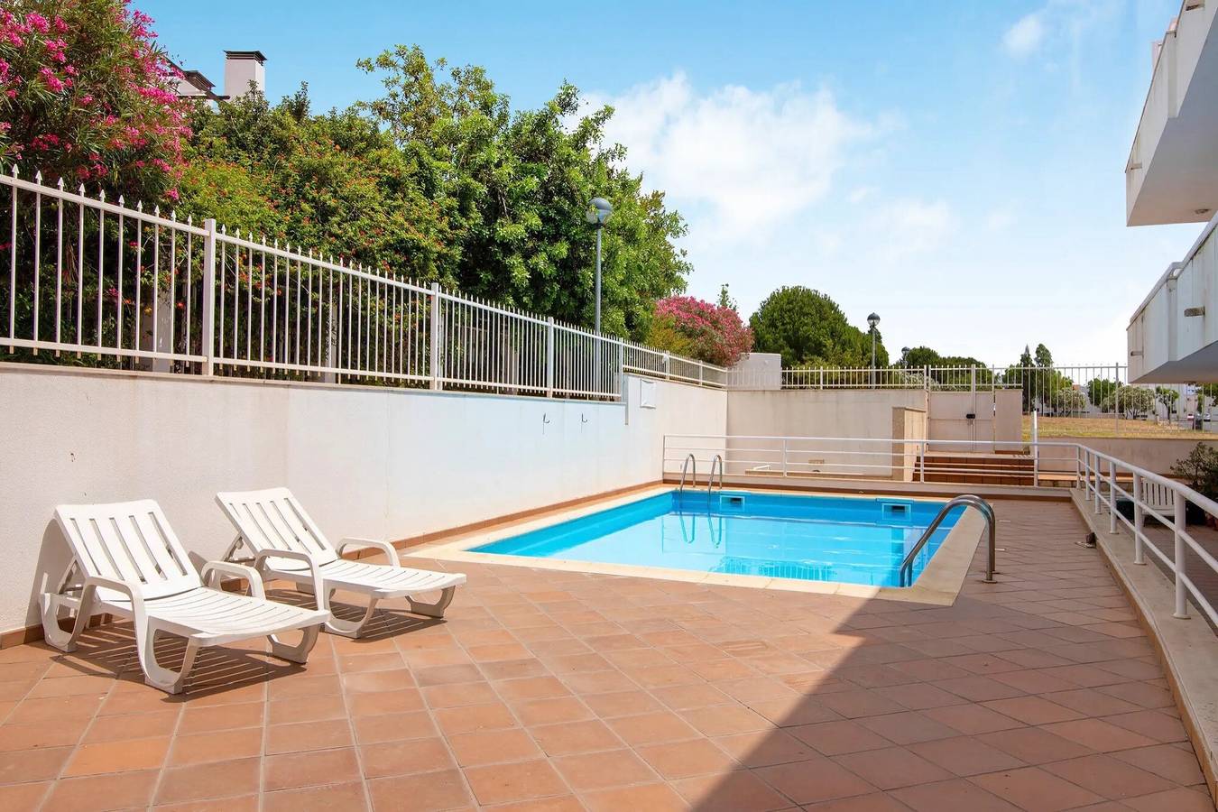 Apartamento entero, Apartamento '1G Apt Rosmaninho' con piscina compartida, Wi-Fi y aire acondicionado in Santa Luzia, Ria Formosa