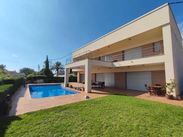 Casa rural para 17 personas, con Jacuzzi y Terraza además de Jardín y Piscina en Alcanar