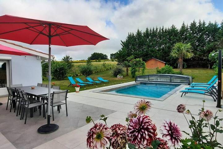 Location de vacances pour 10 personnes, avec Balcon et Jacuzzi ainsi que Terrasse et Piscine à Saint-Amans-du-Pech