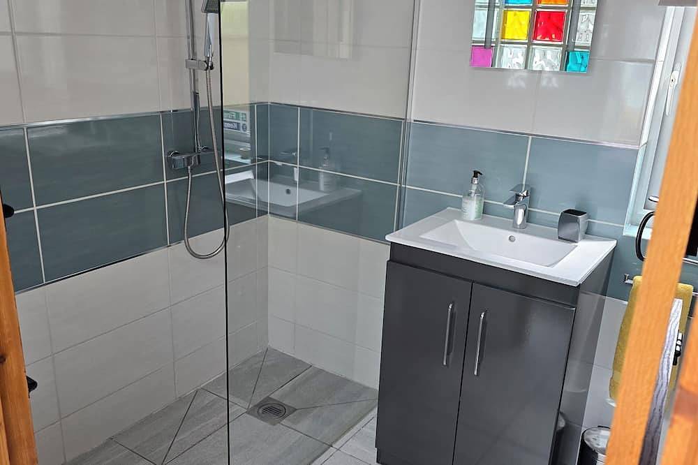 Coppice, Entire 1 bedroom annex, pet friendly. Ev Charger. in Barton on Sea, Hampshire