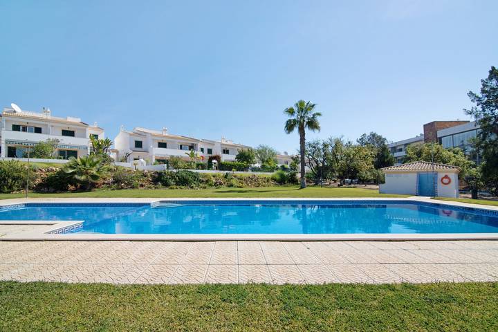 Holiday Home 'Casa Marisol Albufeira' close to the Beach with Shared Pool & Wi-Fi in Albufeira e Olhos de Água, Faro distrikt