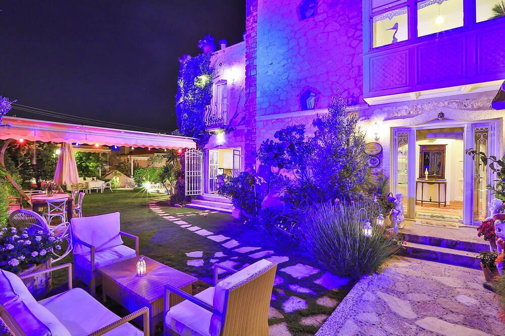 Luxuriöse Steinvilla, großer Garten, Swimmingpool, ganz in der Nähe des schönen Strandes. in Alacati, Provinz Izmir