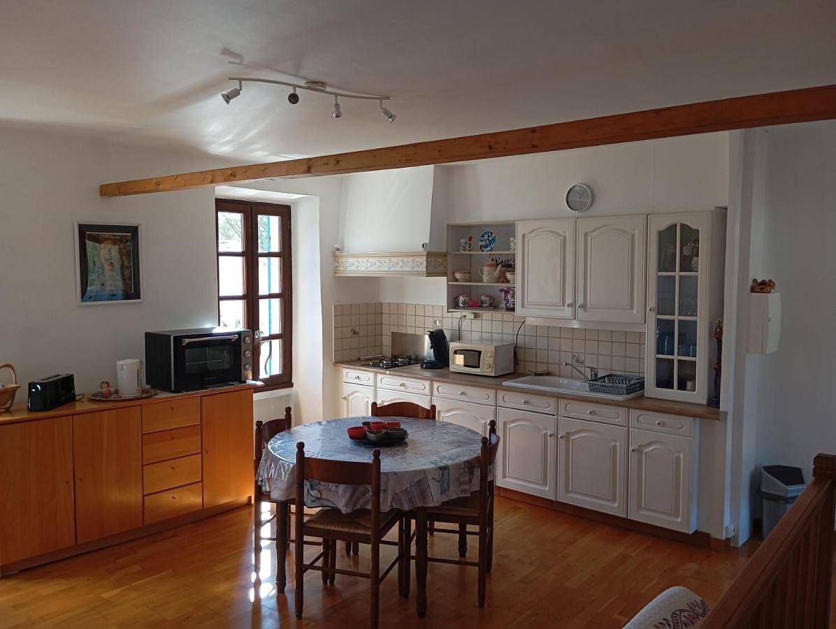 Appartement entier, Two-Bedroom Apartment with Terrace in Condorcet, Région de nyons