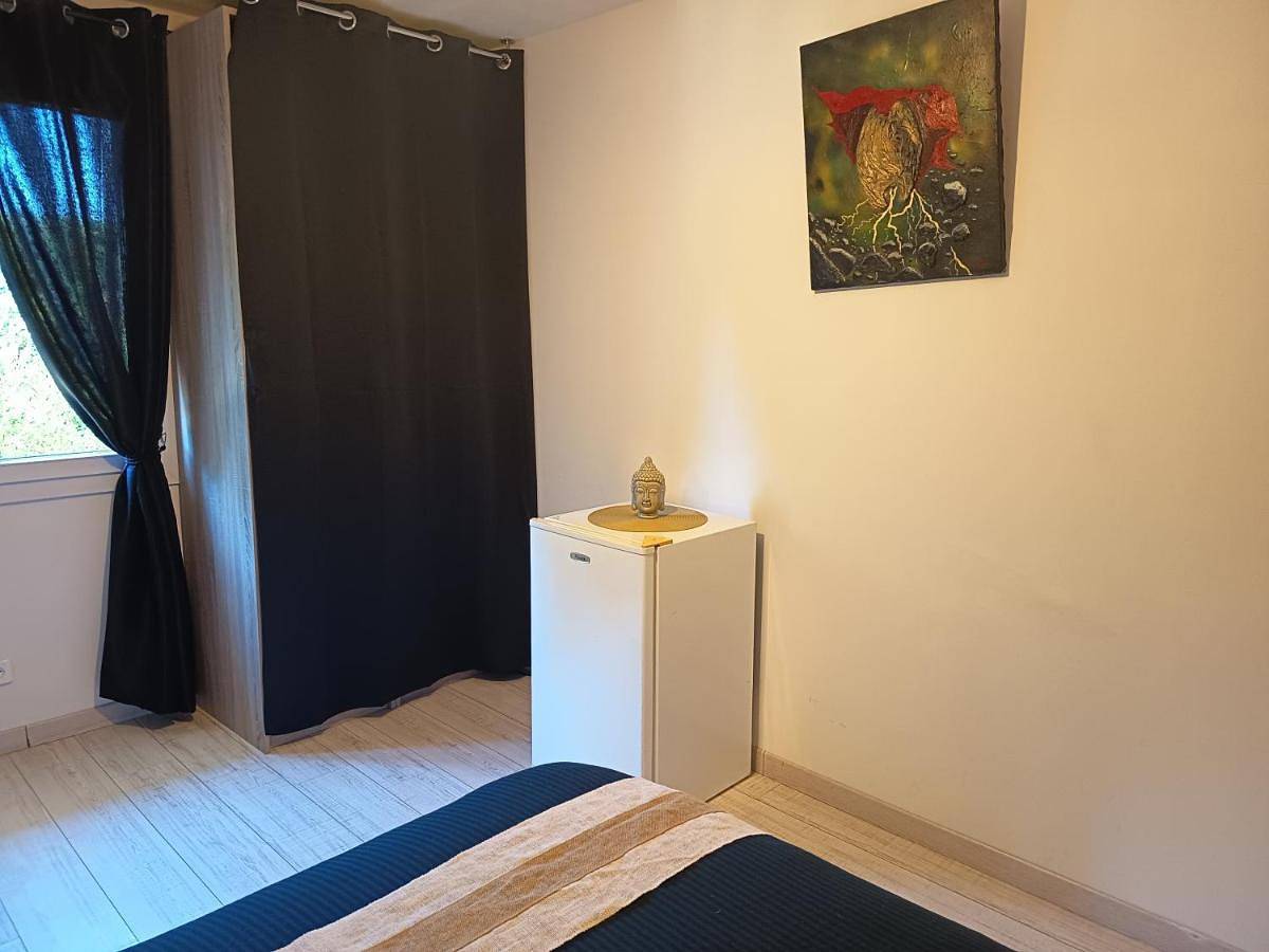 Appartement de vacances entier, Chambre climatisée à louer chez l'habitant in Boigny-sur-Bionne, Vallée de la Loire
