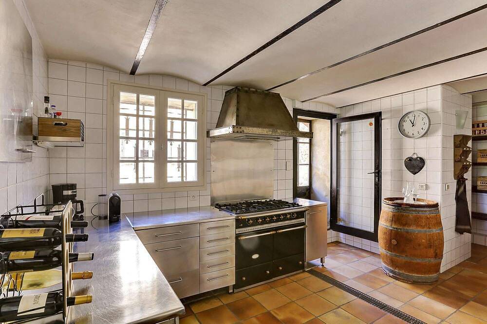 Large air-conditioned house with heated swimming pool in quiet Provence in Entraigues-sur-la-Sorgue, Vaucluse