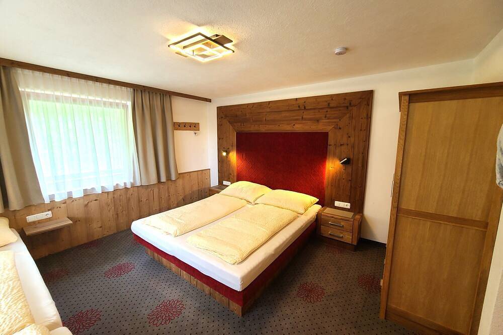 Ferienhaus Sonnhof am Walchsee in Tirol, Seenähe, Seeblick, Garten, Spielgeräte in Kössen, Kaisergebirge