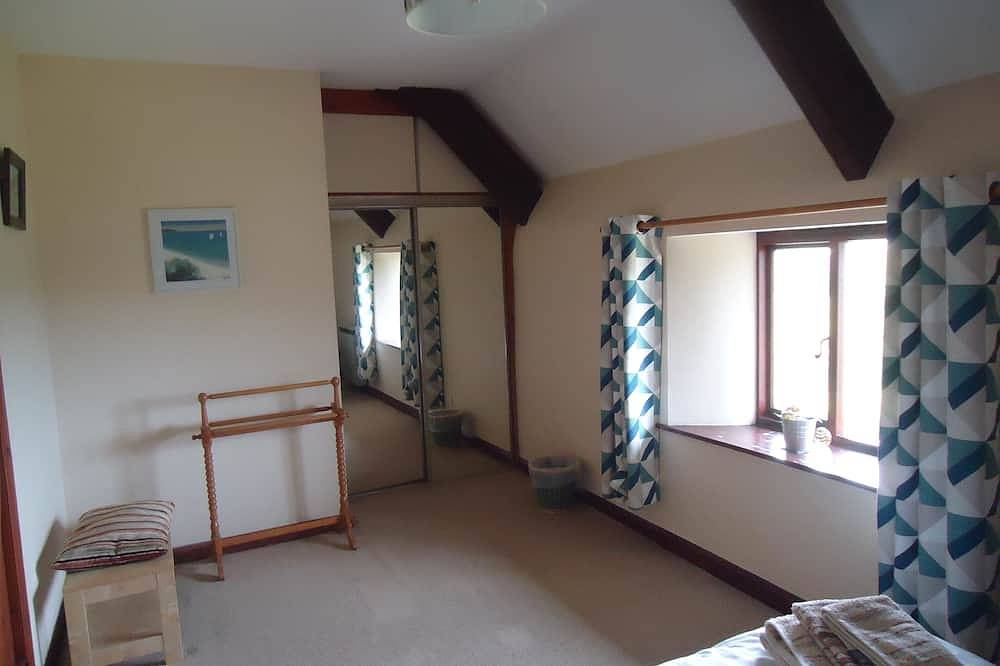 2 Bedroom (Family and Dog Friendly) Victorian Grade ll stable conversion in Newton and Noss, South Devon