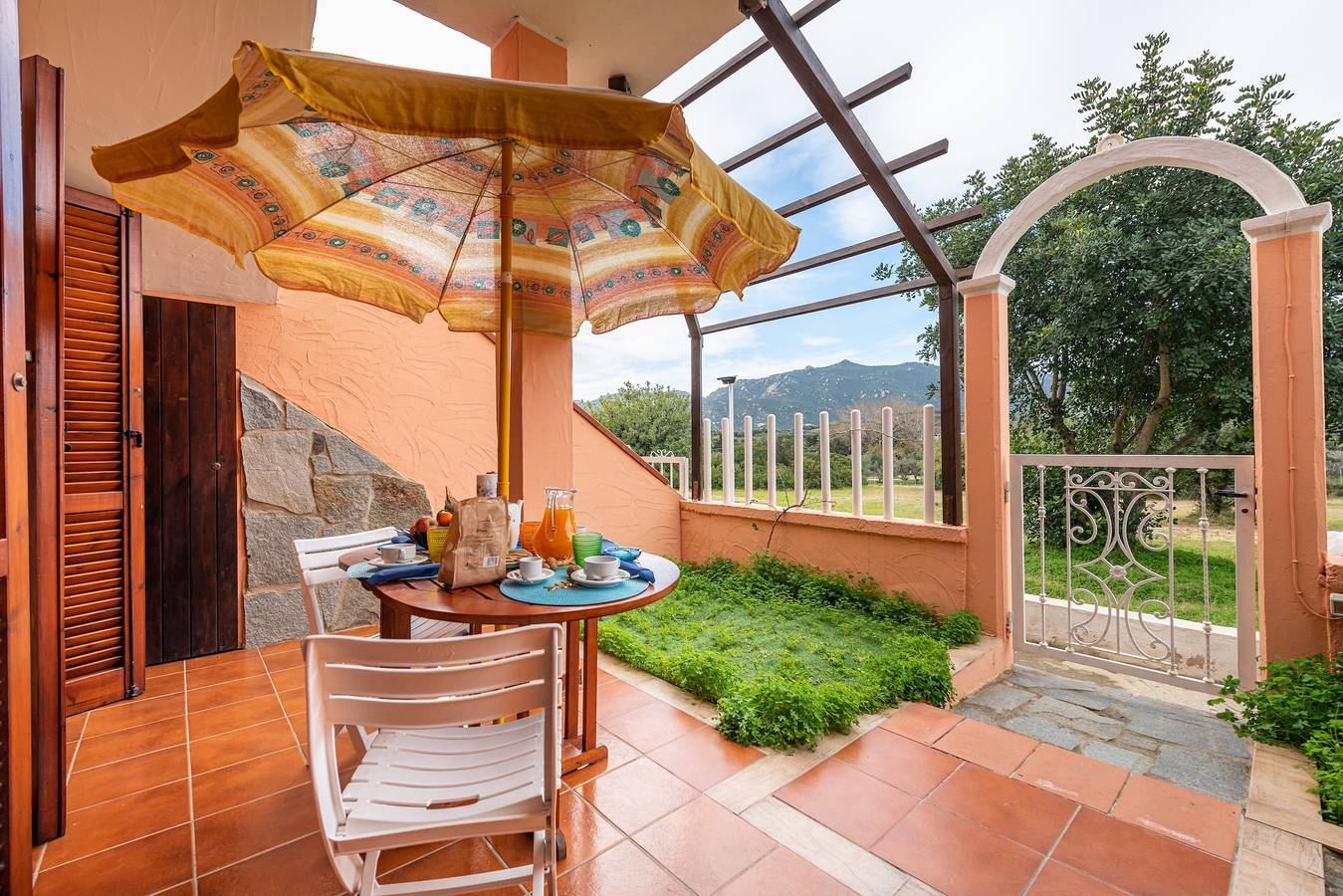Appartement entier, Charmant appartement "Relax nel verde a Villasimius" avec terrasse in Crabonaxa/Villasimius, Villasimius