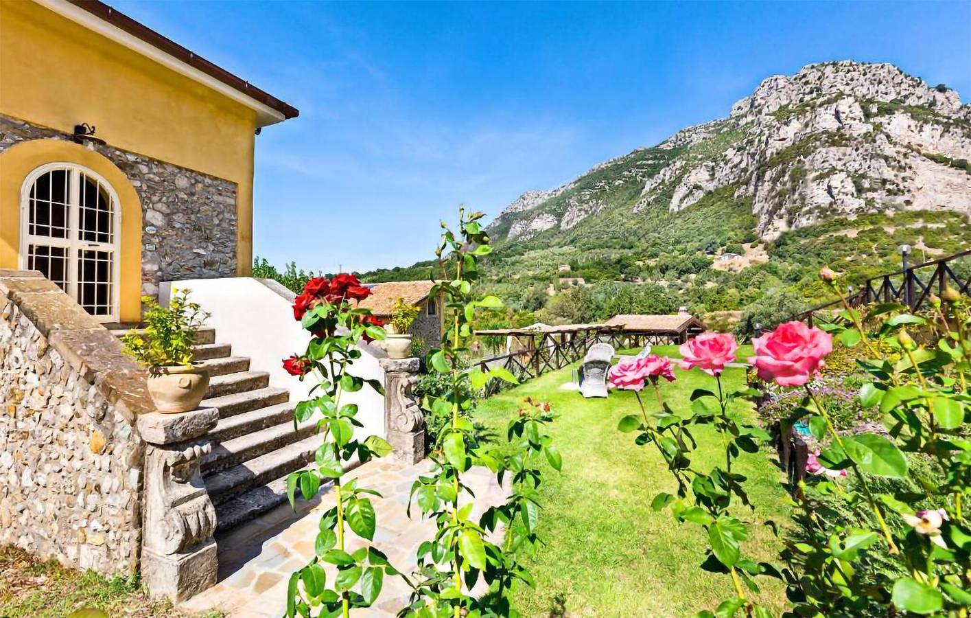 Giungano Wohnung mit Pool, AC & Parkplatz 1km zum Stadtzentrum in Giungano, Cilento