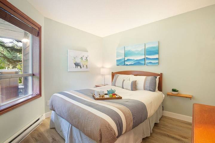 Villa for 6 people, with balcony and pool as well as hot tub, with pets in Canada