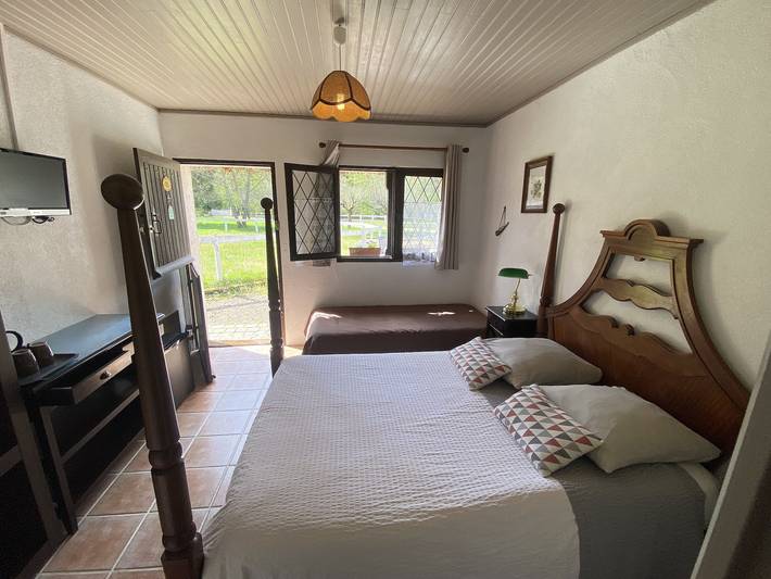 Bed and Breakfast 'Auberge Marcheroux Chambre N°4' with Shared Garden and Wi-Fi in Amboise, Tours region