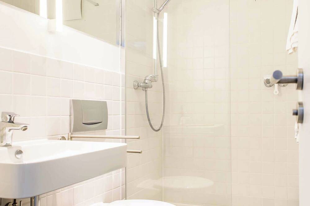 Ganze Wohnung, Großzügiges Studioapartment mit Schlafgalerie in Köln, Rheinland