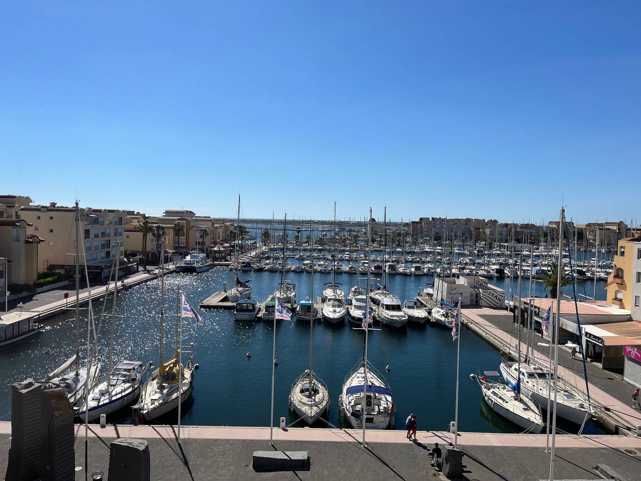 Entire apartment, Gruissan: T2 Cabin, Pool, Parking, Center, 4/5 pers, Budget Friendly in Gruissan (Ville), Gruissan