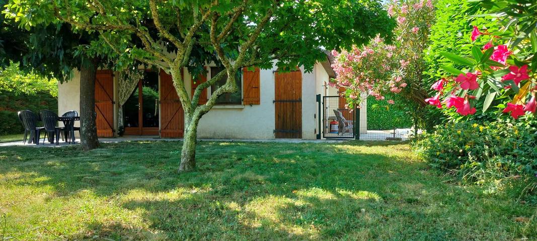 Gîte pour 5 personnes, avec terrasse ainsi que jardin et piscine à Chambonas - 4