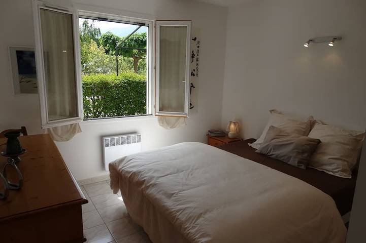 Location de vacances pour 4 personnes, avec terrasse ainsi que jacuzzi et jardin à Maubec - 3