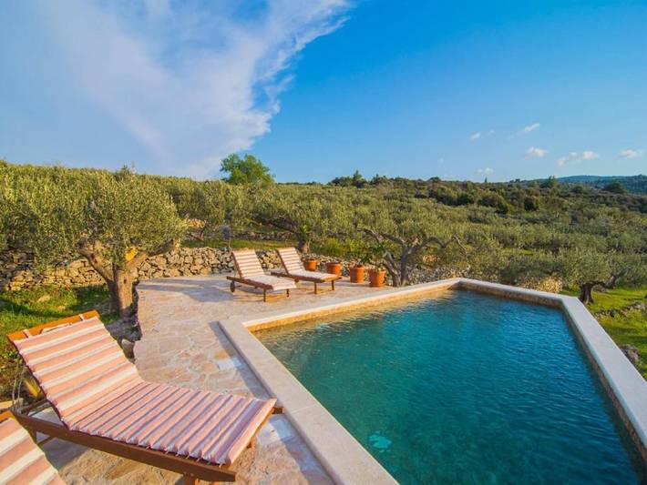 Villa pour 4 personnes, avec jardin et piscine à Splitska