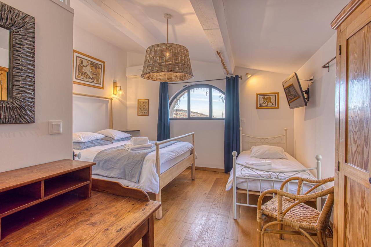 Double Room in Venasque, Parc naturel régional du Mont-Ventoux